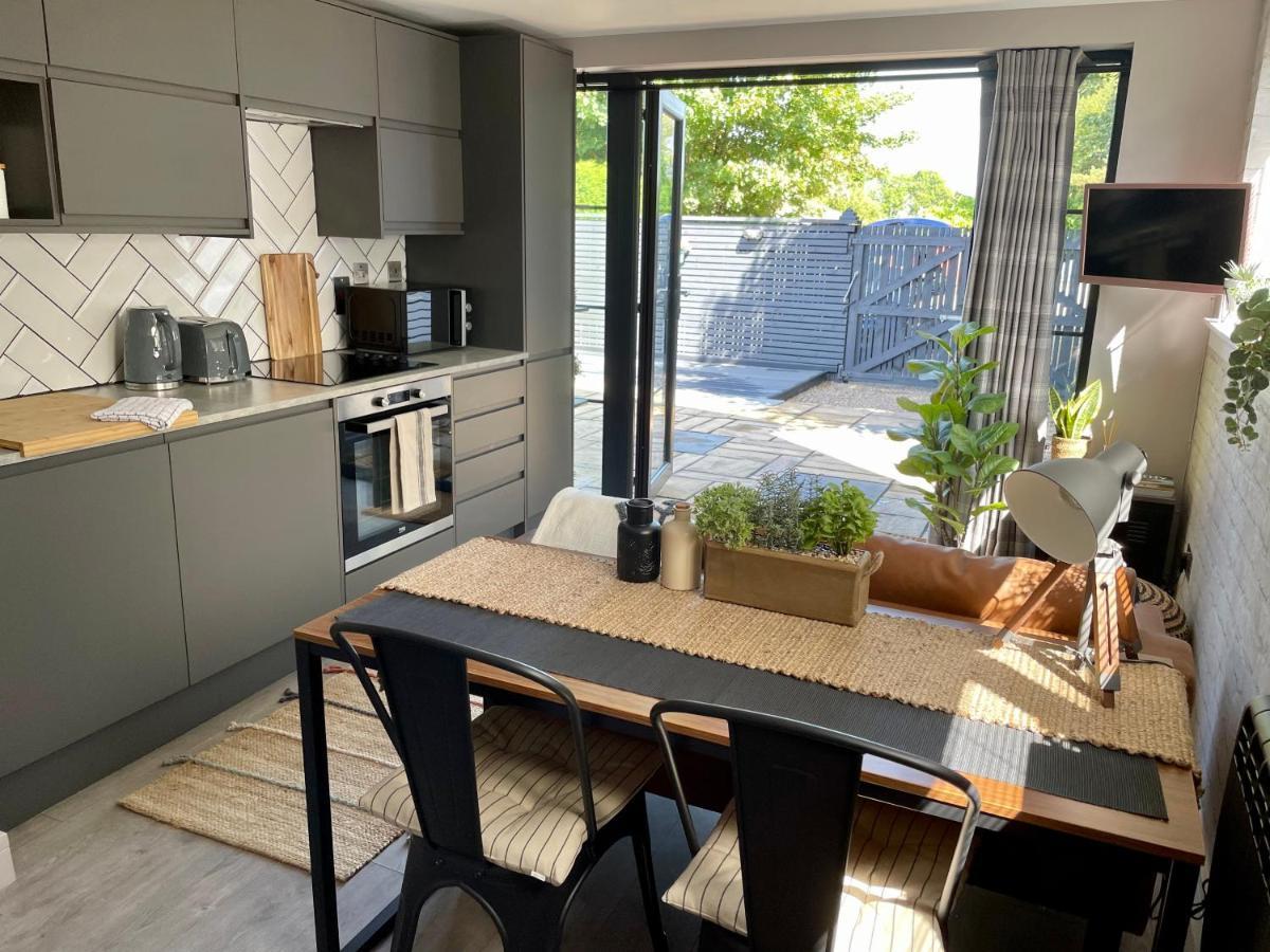 Stylish, Central Studio With Kitchen & Large Deck Fort William Exterior foto