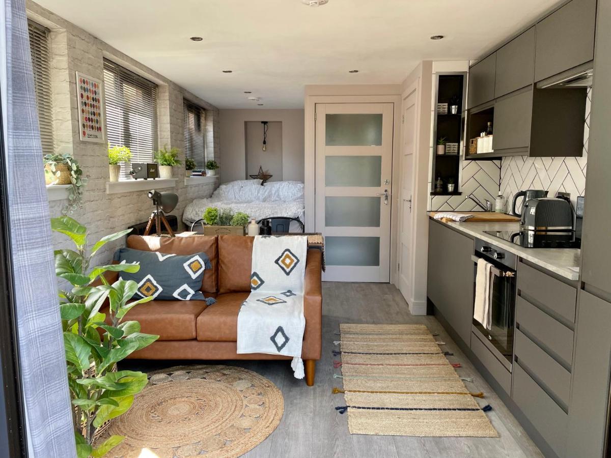 Stylish, Central Studio With Kitchen & Large Deck Fort William Exterior foto